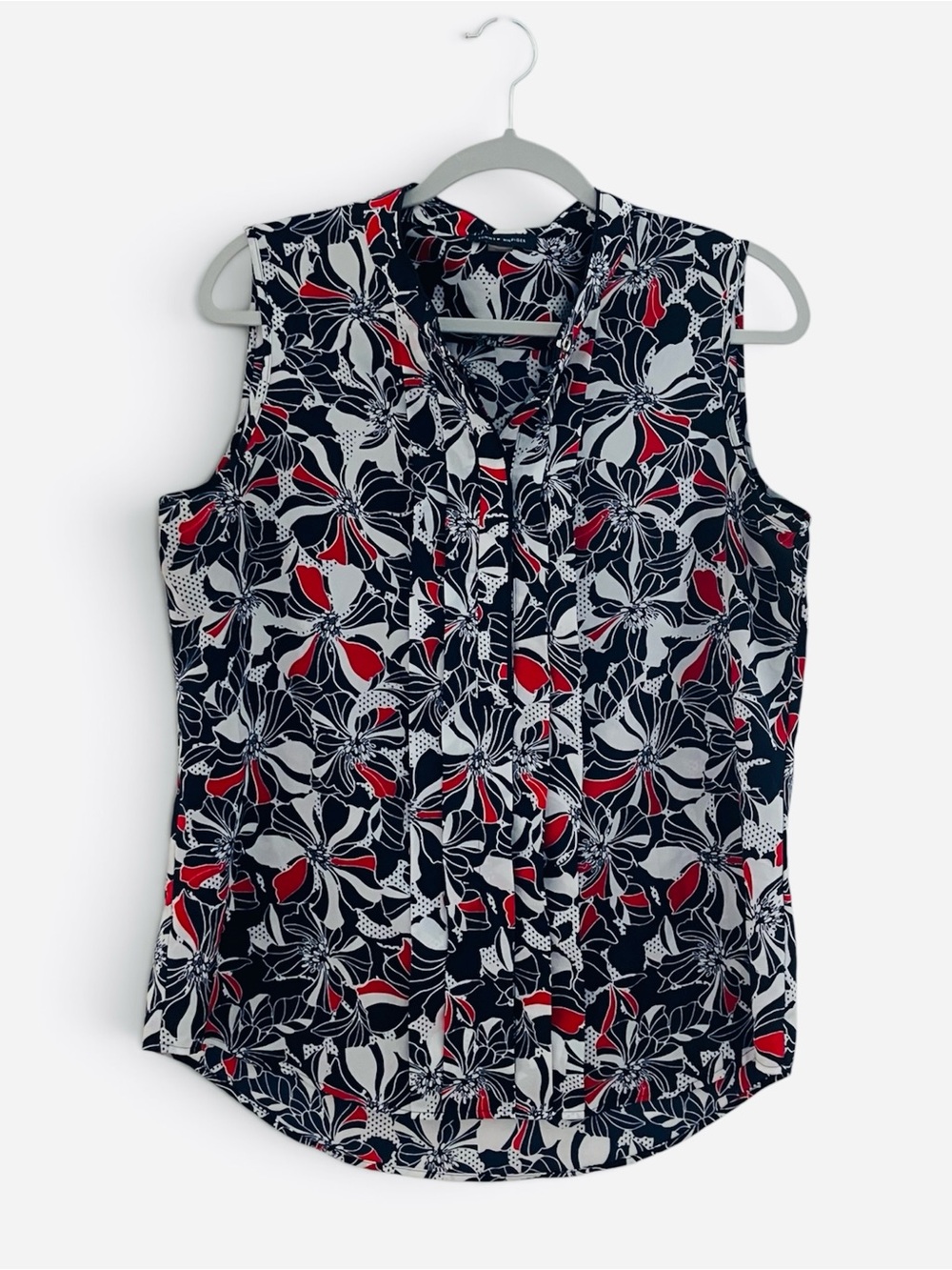 Tommy Hilfiger Women’s Sleeveless Floral Blouse Size Large Navy Red Pleated